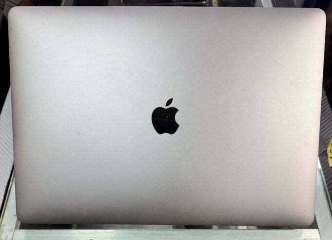 PC MacBook Pro Touch Bar Core i7 (Retina 15 pouce 2018)
