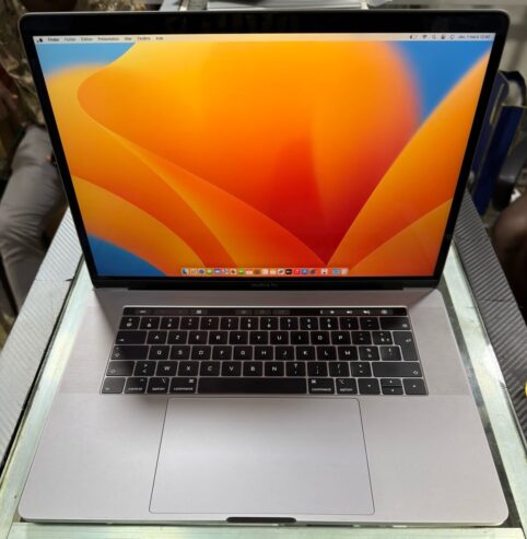 PC MacBook Pro Touch Bar Core i7 (Retina 15 pouce 2018)